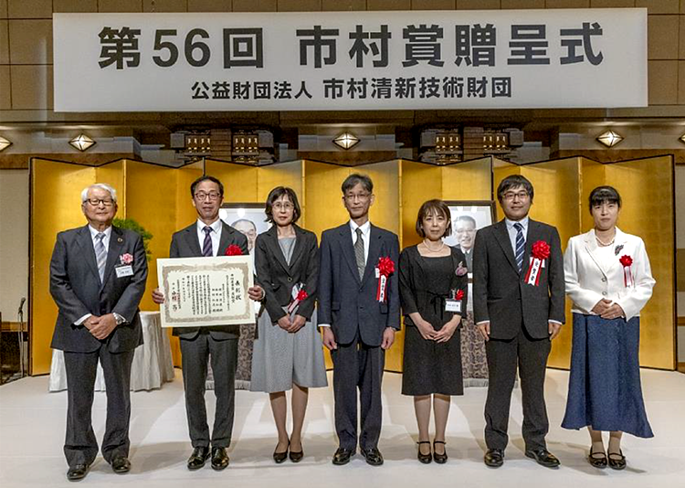 写真：「光ファイバを用いた警報機能付きトロリ線システム」受賞関係者（於 贈呈式）